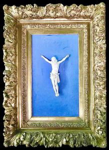 Ivory Christ with carved and gilded wooden frame with vegetal motifs.
