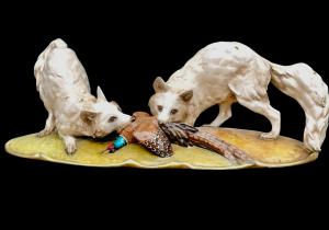 Gruppo scultoreo con coppia di volpi che si contendono un fagiano.Manifattura di Guido Cacciapuoti.