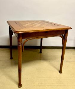 Elegante mesa de jogo com tampo central rebatível.