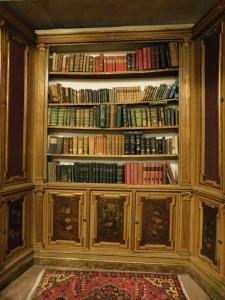 lib108 - lacquered and painted corner bookcase, 20th century, cm W 274 x H 288