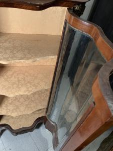 Vitrine folheada em madeiras variadas. França, final do século XIX. - Foto 8