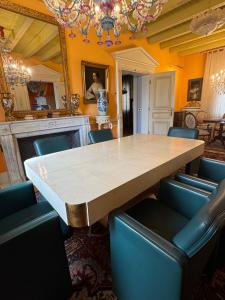 Mesa Decó em pergaminho com base em madeira e folha de ouro, dimensões 1,82 m por 1 m por 80 cm de altura.