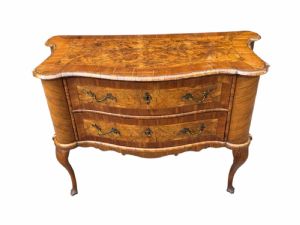 Fabulous walnut and burr walnut chest of drawers, serpentine front and sides with side doors, in original patina. FERRARA 18th century