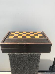 Schachbrett-Box aus Mahagoni- und Birkenholz mit Backgammon-Spiel im Inneren.
