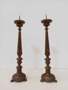 Par de castiçais em folha de latão sobre madeira - época do século XIX - h48cm