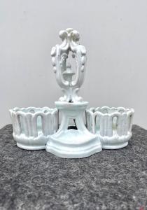 Oliera in maiolica non decorata con presa di forma barocca e coppe traforate.Emilia Romagna.