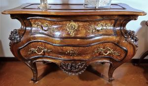 50. Cômoda e mesa de cabeceira Art Nouveau