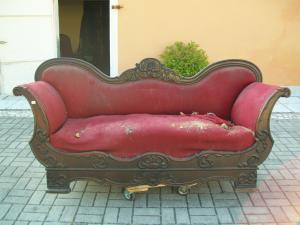 Important walnut gondola sofa, between the Empire and Louis Philippe styles. 207 w x 65 d x 104 h.