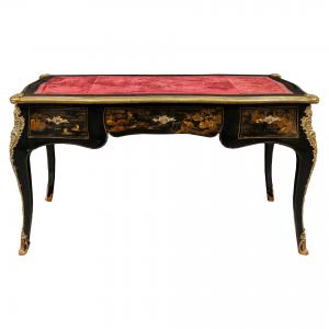 Scrivania Bureau Plat in legno laccato "a Chinoiserie" e applicazioni in bronzo dorato. Parigi, seconda metà XIX secolo.