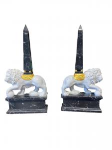 Elegante coppia di obelischi con leoni 