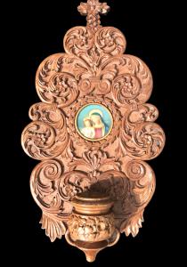 Acquasantiera in legno scolpito con motivi vegetali stilizzati e miniatura.Madonna con Bambino.