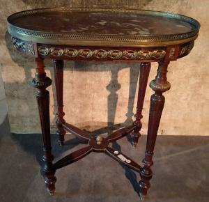 Französischer Tisch aus dem 19. Jahrhundert im Louis-XVI-Stil mit rotem französischem Marmor und Bronze