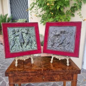 Paar neoklassizistischer Bronze-Hochreliefs von 1780, Putten-Spiel