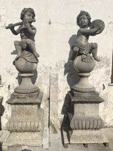 Paar spielende Puttos aus Stein, 57 × 57 × 80 Sockel, 45 × 45 × 150 der Putto