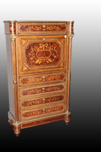 Secretaire francês estilo Napoleão III do século XIX com ricos entalhes e bronzes