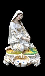 Agua benditera de porcelana policromada con figura de la Virgen María arrodillada. París antiguo.