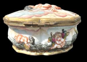 Scatola in porcellana con corpo lobato decorata con cherubini. Ginori-Capodimonte. - Foto 6