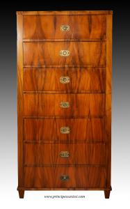 Wien, 1815 - ca. 20. Jahrhundert. Seltene Chiffoniere-Kommode, Wäscheschrank aus der frühen Wiener Biedermeierzeit, von praktischer Integrität und im Originalzustand.