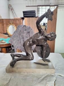 Scultura guerriero greco romano con base in marmo - 45 x 23 cm