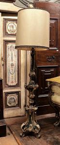 LAMP252 - Geschnitzter Kerzenständer mit Lampenschirm, 19. Jh., maximale Maße cm B 50 x H 195