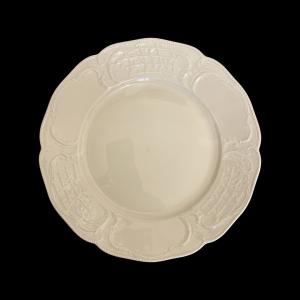 Serviço de mesa em porcelana Rosenthal Sansouci cor creme com decorações rococó em relevo. 175 peças no total. Alemanha.