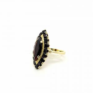 Anello in oro giallo con granati