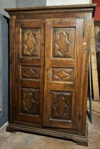 ARM269 - Armadio antico a due ante in noce massello, XVIII secolo, misure cm L 150 x H 213 x P 55