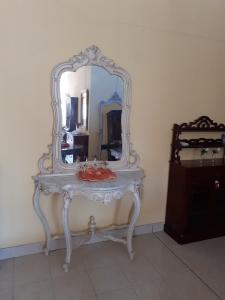 Consolle Luigi Filippo laccata in stile shabby di metà '800. 230 h x 130 l x 60 p.