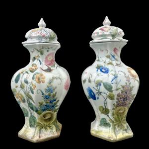 Pair of majolica vases with floral decoration. Antonibon manufacture, Nove di Bassano.