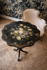 Tavolino Napoleone III laccato e dipinto con rose e peonie.