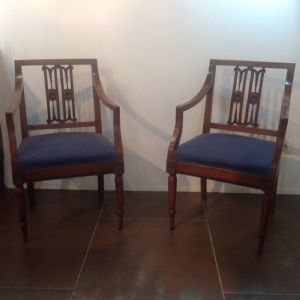 Coppia di poltroncine in ciliegio intagliato e scolpito, Veneto fine XVIII sec.