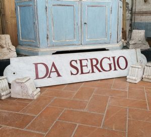 Antiga placa de mármore.