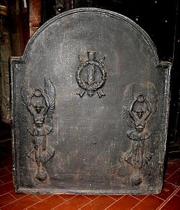 p063 piastra in ghisa con figure alate, mis. cm67 x h 80