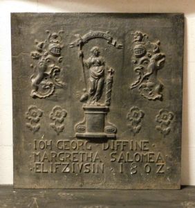 p149  piastra in ghisa con figura  mitologica, datata 1807, mis. h cm87 x 78 larg.