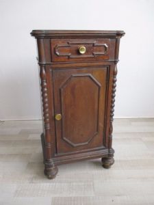Nachttisch aus Nussbaum - zweite Hälfte des 19. Jahrhunderts - Tisch - kleines Möbelstück - sehr schön!