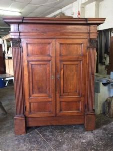 Important Lombard walnut wardrobe car 1135