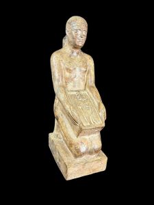 Scultura in terracotta raffigurante lo scriba seduto